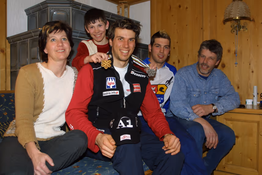 Auf Bronze-Bruder Michael gabs ein Schnapserl mit Papa Matt