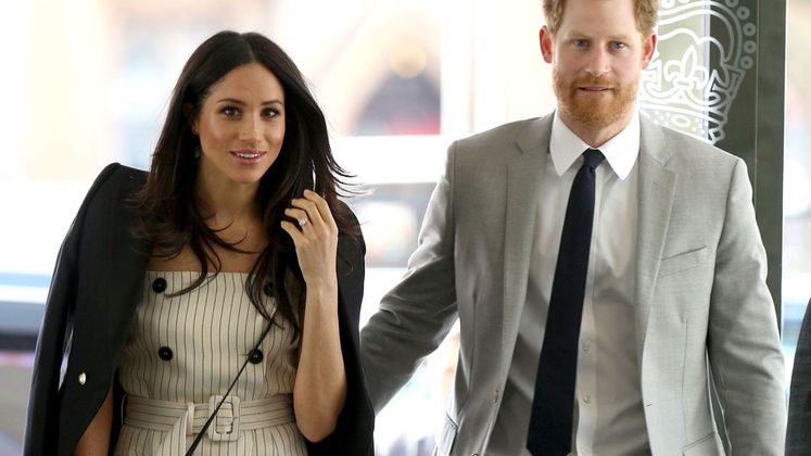 Mit einem Kleid in Nadelstreif-Optik erschien Meghan beim "Commonwealth Youth Forum" in London. Zu haben ist es für 1700 Euro bei Altzurra. Die breiten Spaghettiträger sind bei offiziellen Auftritten der Royals nicht erwünscht. Markle verdeckt ihre nackten Schultern mit einem 600 Euro teuren Blazer von "Camilla and Marc".
