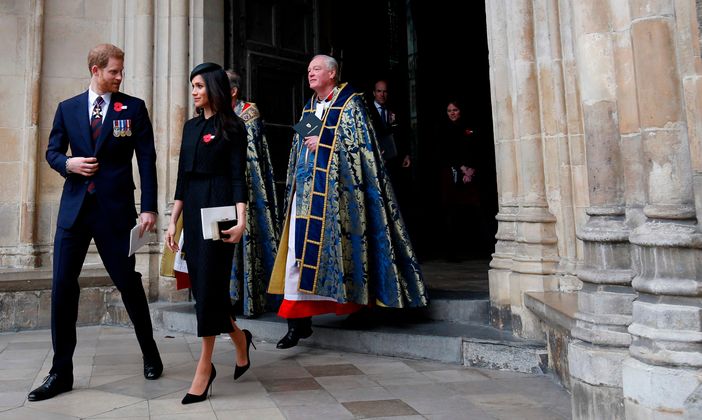 Bei einem weitere Gottesdienst am selben Tag  entschied sich Meghan für ein maßgeschneidertes Kostüm in Midi-Länge von Emilia Wickstead aus schwarzem Krepp-Stoff. Außerdem hatte sie ihren Filzhut gegen ein schwarzes Barett von Hutmacher Philip Treacy getauscht.