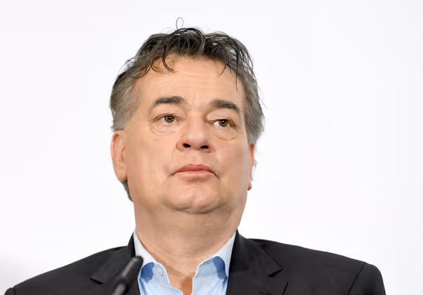 „Für mich hat der Begriff Blasenentzündung eine ganz neue Bedeutung bekommen." Vizekanzler Werner Kogler (Grüne) versteht jetzt die "Twitterblase" ...