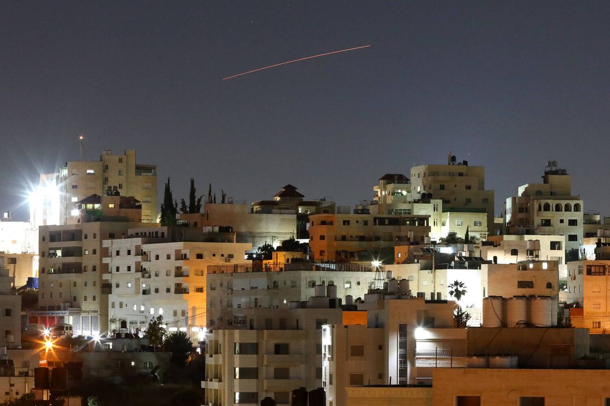 Erste Attacken seit April: Iran und Israel beschießen sich e
