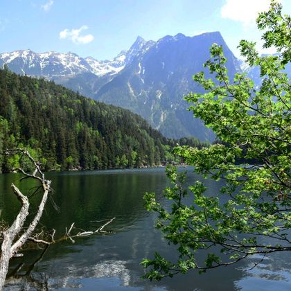 Der Piburger See unter strahlendem Himmel in Oetz.