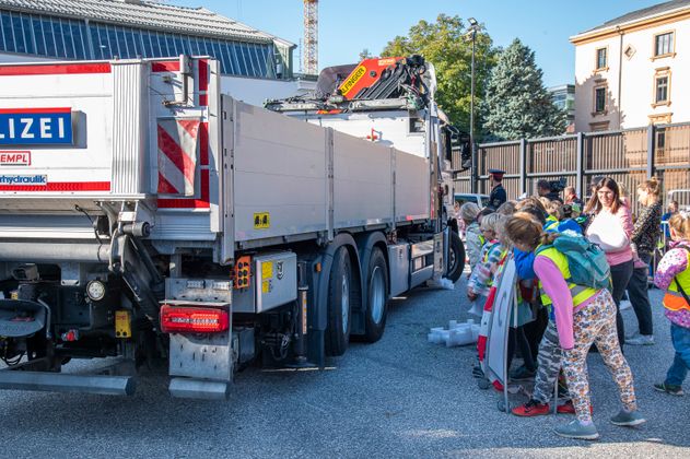 Die Polizei erklärt die Gefahr im Zusammenhang mit großen Fahrzeugen.