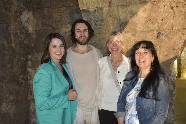 Jesus als Frauenschwarm: LR Astrid Mair, Jacob Hetzner, Maria Stauder, Carmen Petz (v. l.).