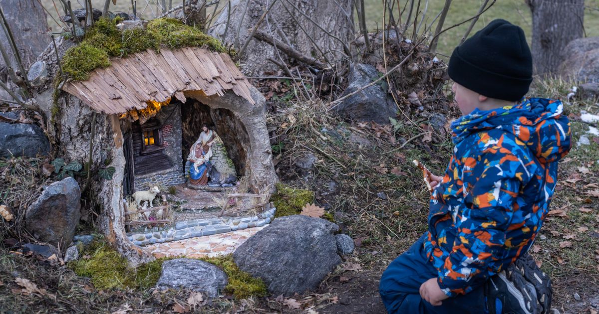 In-einem-Wurzelstock-Neue-Radweg-Krippe-in-Osttirol-feierlich-gesegnet