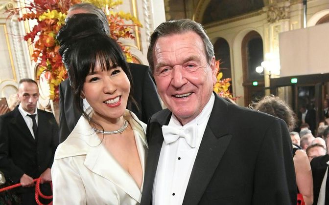 Der ehemalige deutsche Bundeskanzler Gerhard Schröder mit Ehefrau Soyeon Kim.