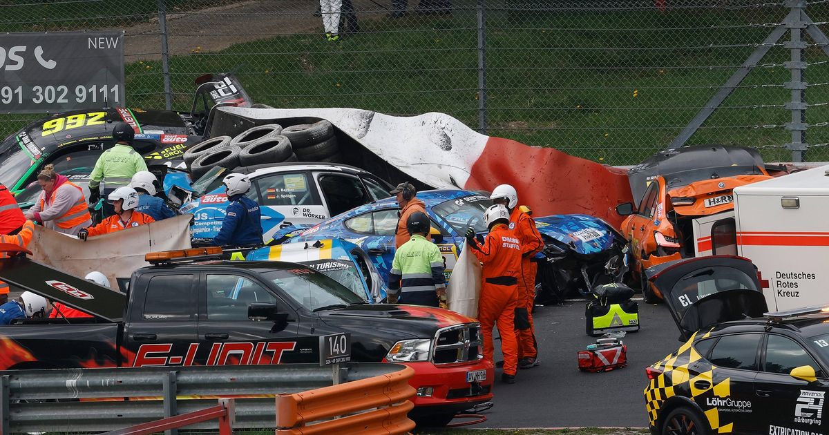 Trag-die-bei-Qualifier-Rennen-Ein-Toter-bei-N-rburgring-Massencrash