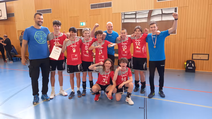 In Siegerpose: die U15-Mannschaft der TI-Rowa-Moser-Volley.
