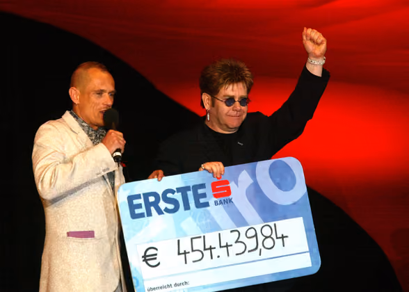 Beim Life Ball 2003 gab es von Elton John (r.) wieder einen Spendenspeck.