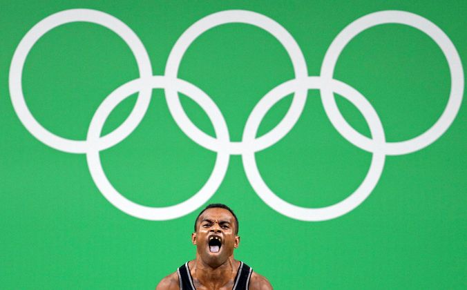 Der Fidschianer Manueli Tulo gibt beim Gewichtheben alles.