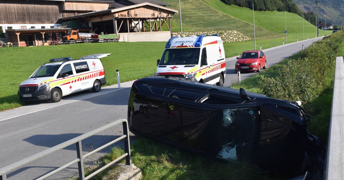 Insekt-lenkte-Fahrerin-ab-Auto-landete-im-Zillertal-im-Graben