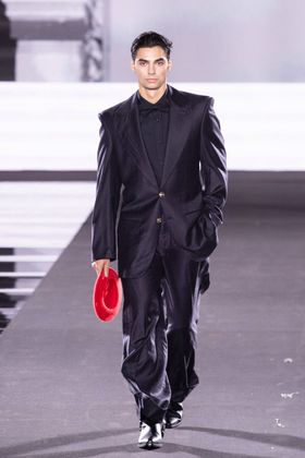 Einer der wenigen Männer am Catwalk: „Elevator-Boy“ und Boyband-Mitglied Jacob Rott. 