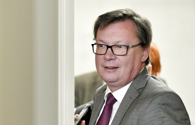 "Es war damals die beste Lösung. Wir wollten ja Kosten sparen." Ex-Verteidigungsminister Norbert Darabos (SPÖ) verteidigt seine ausverhandelte Eurofighter-Verstümmelung.