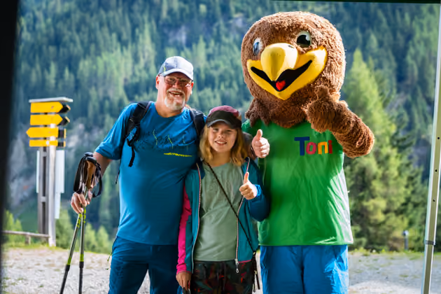 Thomas und Anika mit TT-Maskottchen Toni 