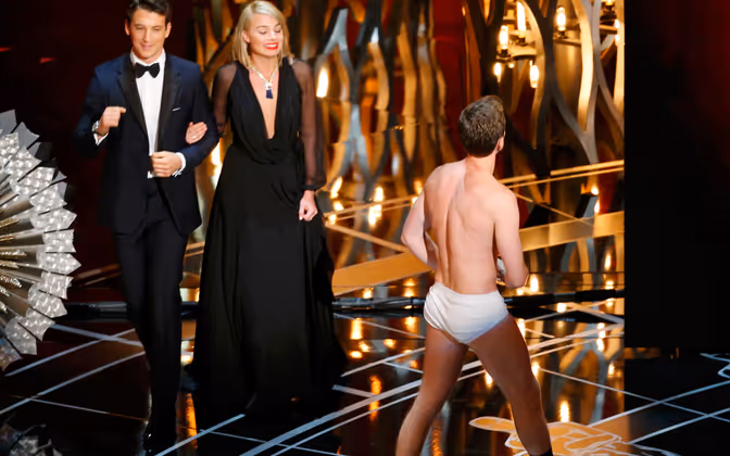 Miles Teller und Margot Robbie, die die Technik-Oscars präsentierten, blieb bei dem Anblick der Mund offen stehen.