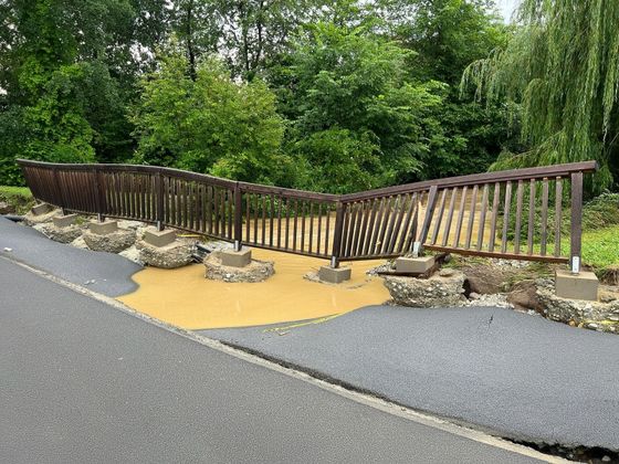 Die unterspülte Angerbachbrücke in Neudau in der Steiermark.