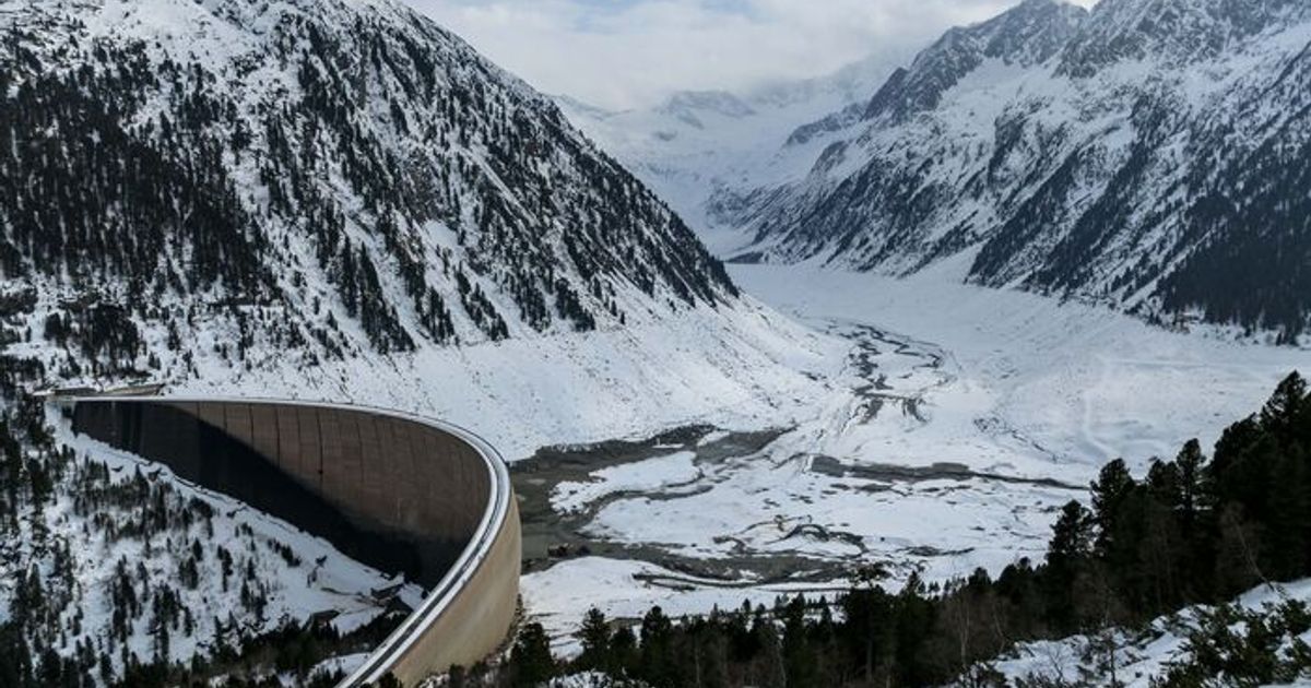 Spektakul-re-Bilder-Schlegeis-Speicher-zum-ersten-Mal-seit-13-Jahren-komplett-entleert