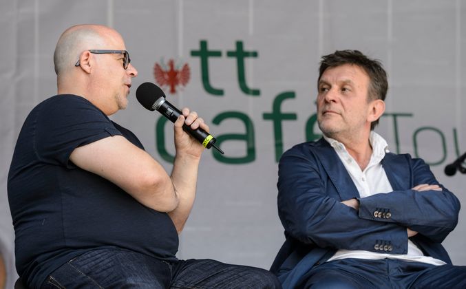 Der Regisseur lauscht dem Schauspieler: Markus Völlenklee (r.) und Peter Wolf auf der TT-Bühne.
