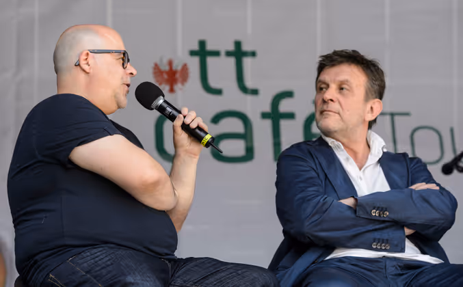 Der Regisseur lauscht dem Schauspieler: Markus Völlenklee (r.) und Peter Wolf auf der TT-Bühne.