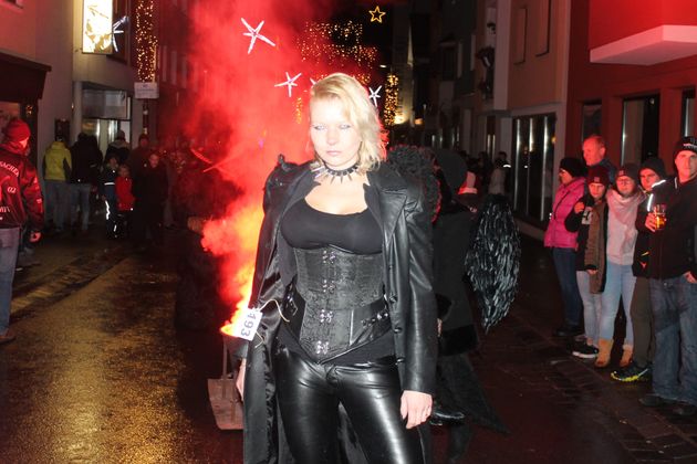 Kramsacher Bergtoifi beim Krampuslauf in Imst.