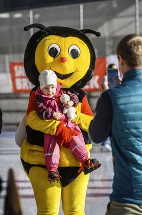 Raika-Maskottchen Sumsi war am Eis ...