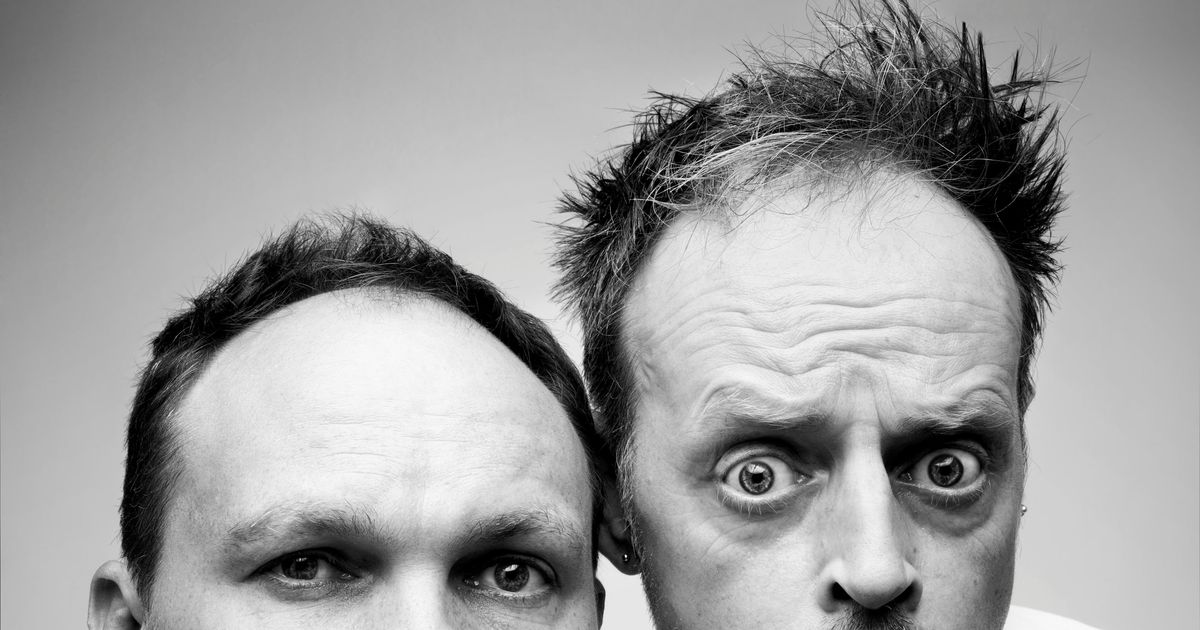 Duo-Bl-Zinger-zeigt-gro-es-Kino-ohne-Leinwand-in-der-Kellerei-Reutte