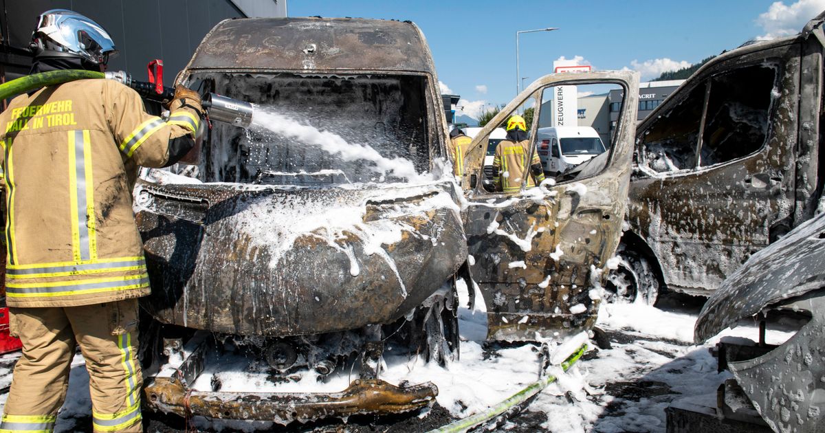 Transporter-gingen-in-Hall-in-Flammen-auf-Feuerwehr-bannte-Explosionsgefahr
