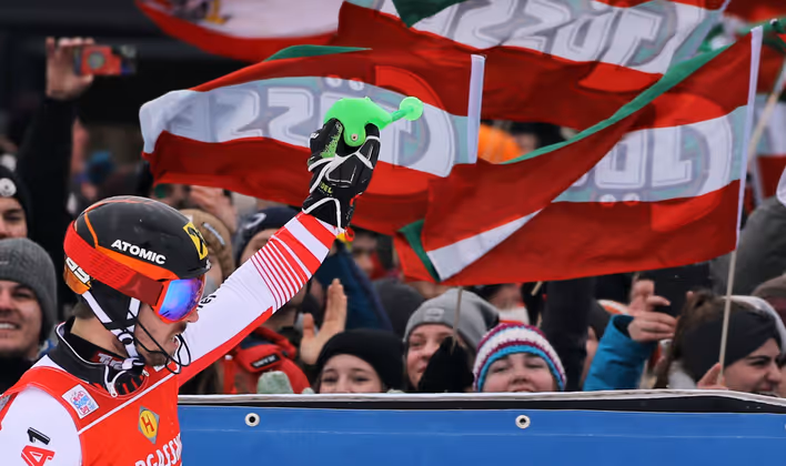 Foto des Monats Dezember: Mit seinem Slalom-Triumph in Saalbach schrieb Marcel Hirscher ein weiteres Stück rot-weiß-rote Ski-Geschichte. Mit dem 63. Weltcupsieg zog der 29-jährige Salzburger an Annemarie Moser-Pröll (62) vorbei und ist alleiniger Rekordhalter im ÖSV.
