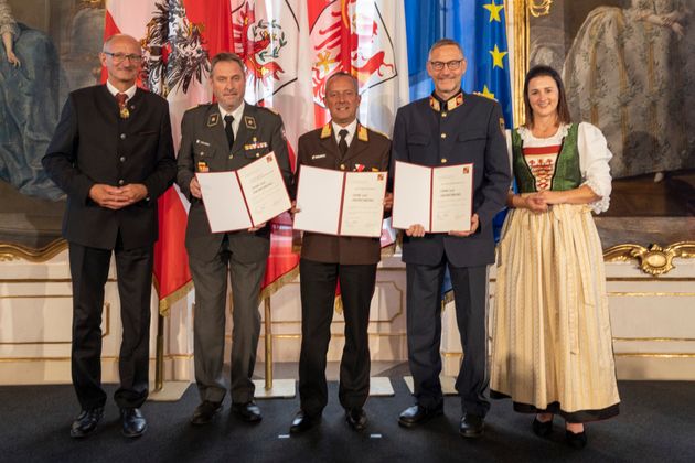 Die Urkunde „Dank und Anerkennung“ nahmen stellvertretend für alle Einsatzkräfte in Tirol Landespolizeidirektor-Stv. Christian Schmalzl, Landesfeuerwehrkommandant Jakob Unterladstätter und Landesrettungskommandant Rotes Kreuz Tirol entgegen.