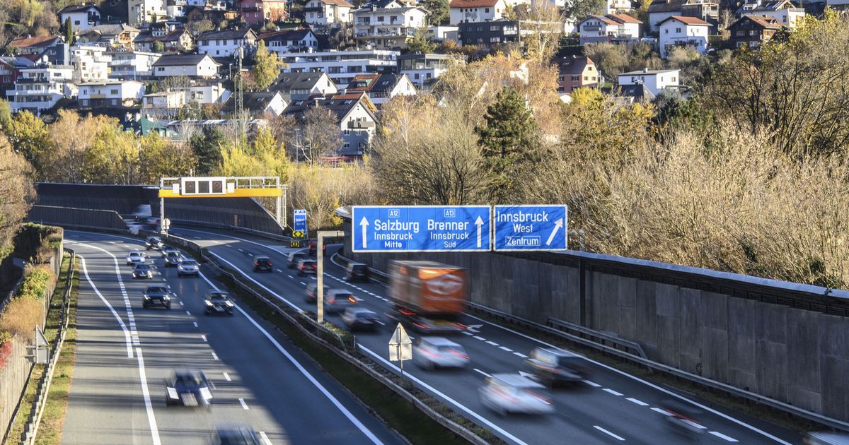 Thrown from motorway bridge: Car damaged by stones and branches near ...