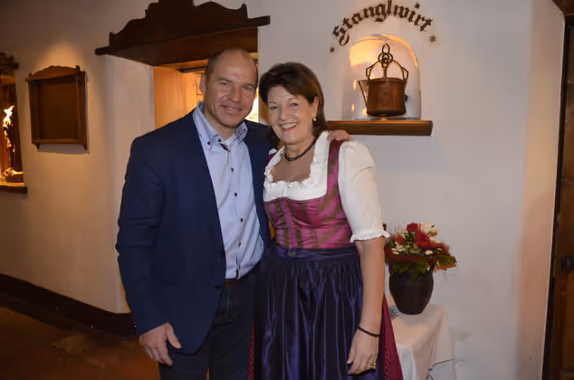 Stammgast und Skilegende Marc Giradelli mit Magdalena Hauser.