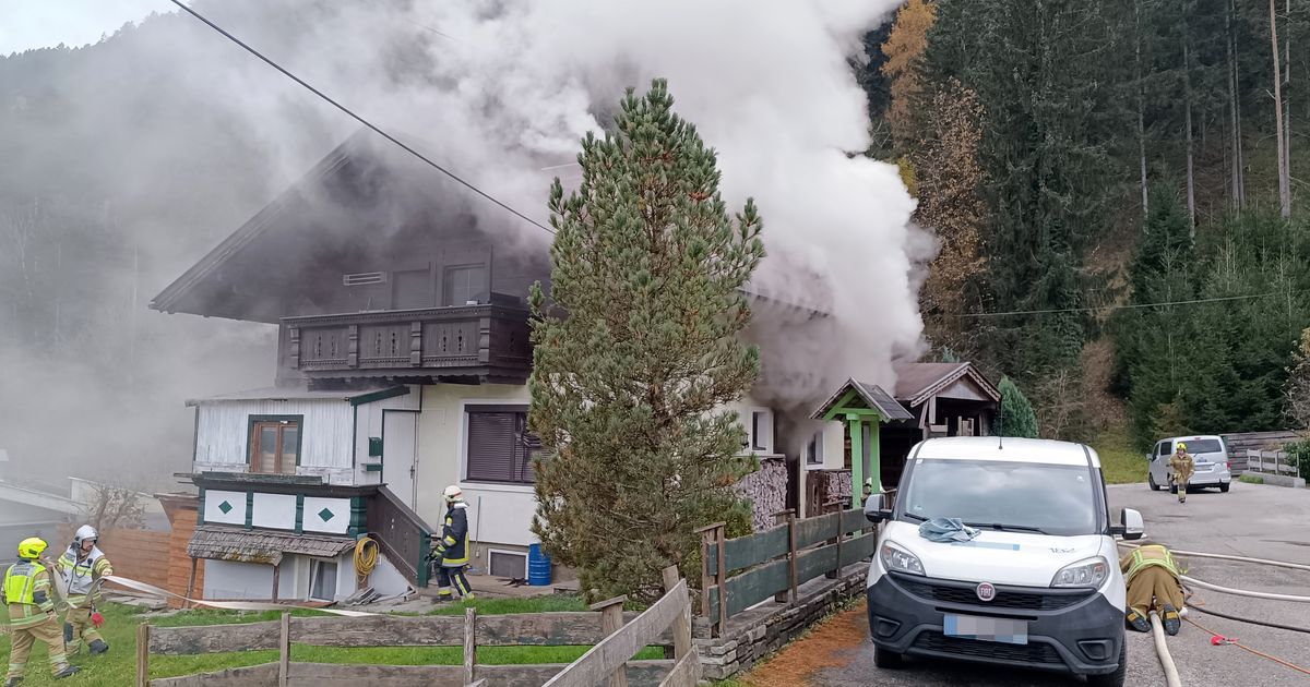 Brand-in-Einfamilienhaus-im-Zillertal-Zwei-Feuerwehren-im-Einsatz