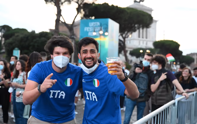 Italiens Fans waren schon vor dem Auftaktsieg in Feierlaune.