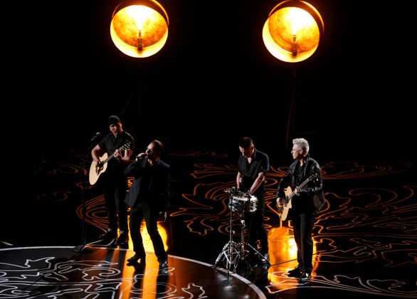 U2 präsentierten ihren Song "Ordinary Love".