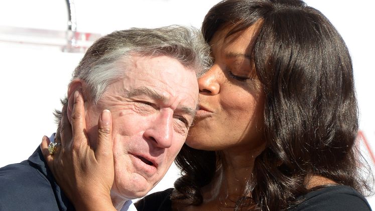 Komm zu mir, Süßer! Grace Hightower drückt Ehemann Robert De Niro einen Schmatzer auf die Stirn.