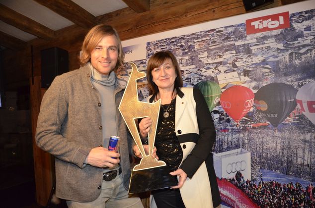 Der zweifache Snowboard-Olympiamedaillengewinner und Werner-Grissmann-Schwiegersohn Benjamin Karl mit Landesrätin Beate Palfrader.