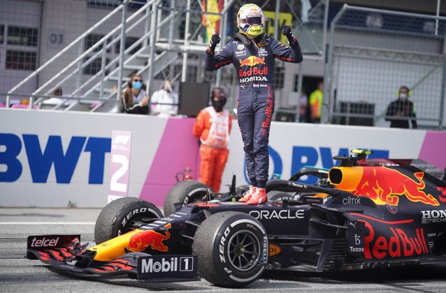 Anschließend ließ der Niederländer die Muskeln spielen.