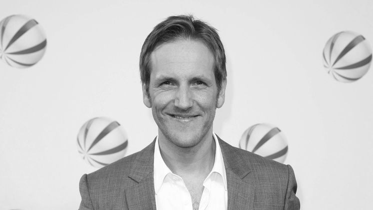 4. Mai: JAN HAHN (✞ 47) | Er machte das morgendliche Aufstehen weniger schlimm: Der Moderator gehörte von 2005 bis 2016 zum festen Team des Sat1-Frühstücksfernsehens. 2017 wechselte er zu RTLs „Guten Morgen Deutschland“. Er war Vater von drei Kindern und verstarb nach kurzer, schwerer Krankheit.
