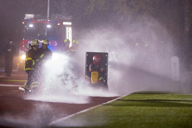 Die Außenwette: Die Feuerwehr wettet, dass sie mit einem Go-Kart, angetrieben von Löschwasser, schneller um einen Sportplatz fahren, als eine Sprinter-Staffel. Wette gewonnen!