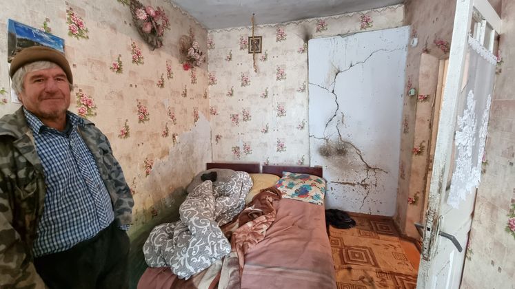 In diesem Bett schlafen Vater und Mutter. Der Kamin (hinten rechts) hat Risse. Wie sie über den Winter kommen sollen, ohne eine Rauchgasvergiftung zu erleiden, wissen sie noch nicht.