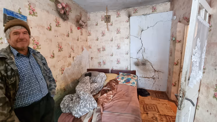 In diesem Bett schlafen Vater und Mutter. Der Kamin (hinten rechts) hat Risse. Wie sie über den Winter kommen sollen, ohne eine Rauchgasvergiftung zu erleiden, wissen sie noch nicht.