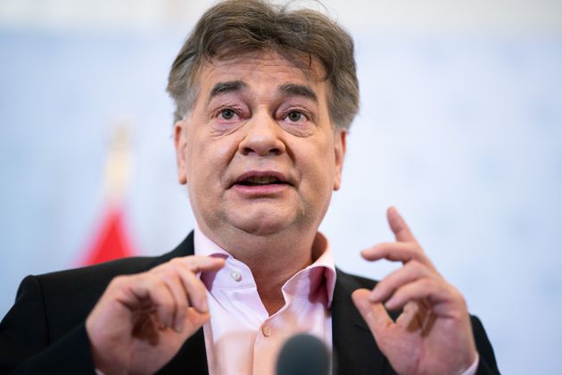 "Wozu brauchen wir einen Luft-Ferrari mit schweren Kinderkrankheiten, wenn es ein solider Kleinwagen auch getan hätte." Vizekanzler Kogler favorisiert auch bei der Luftraumüberwachung eine sparsamere Variante.