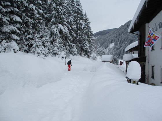 Die verschneite Sellrainer Landesstraße.