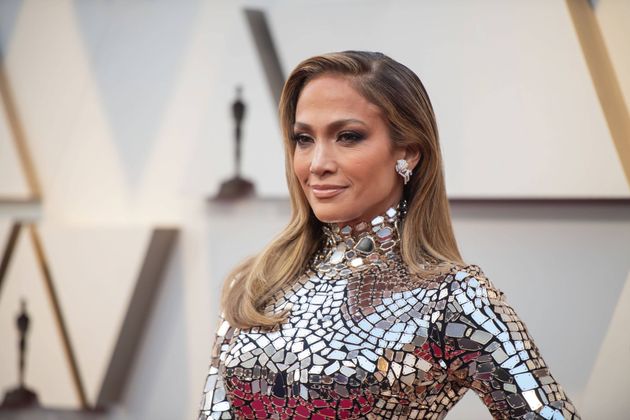 Jennifer Lopez hat sich einen zerbrochenen Spiegel übergeworfen. Kann man auch mal machen.