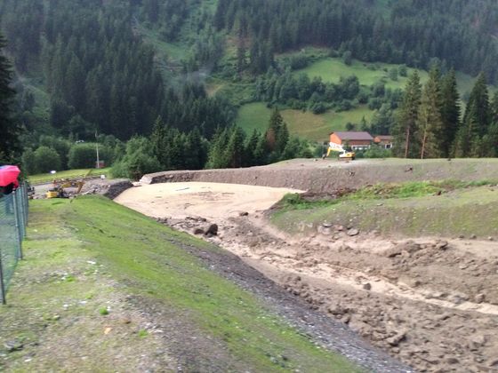 Die Ötztalstraße war bis Mitternacht komplett gesperrt, bis Montagvormittag war sie dann nur einspurig befahrbar.