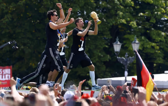 Der WM-Pokal wurde unter dem Jubel unzähliger Fans in den Berliner Himmel gestemmt.