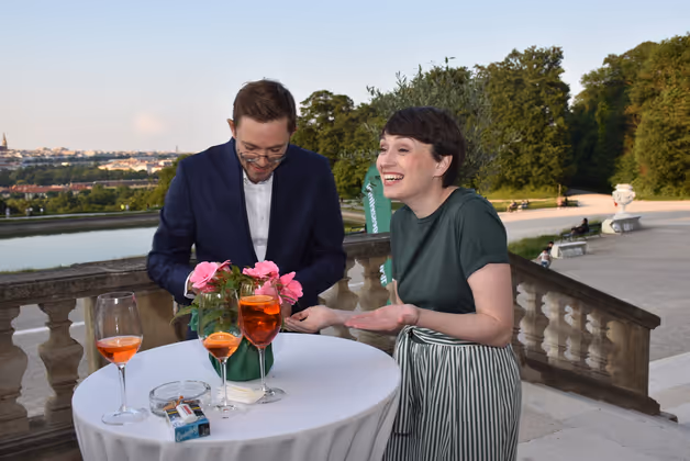 Die Klubobfrau der Grünen Sigrid Maurer war verblüfft von den Tricks, die Zauberer Christian Innerhofer (standupmagic.at) draufhatte.