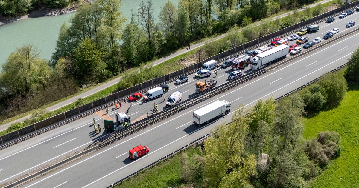 Lkw-steht-quer-auf-Inntalautobahn-A12-bei-Telfs-musste-gesperrt-werden