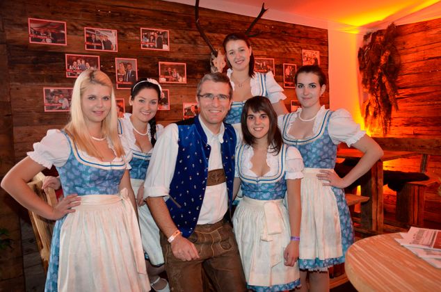 Organisator des ORF Radio Tirol Oktoberfestzelts und Moderator Alexander Weber mit den Oberkrainer Polka Mädls am ersten Tag auf der Messe.