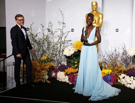 Aus den Händen von Christoph Waltz hat Lupita Nyong o ihren Oscar als beste Nebendarstellerin bekommen.